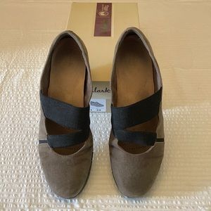 Clarks Size 12M brown suede loafer w/ elastic.